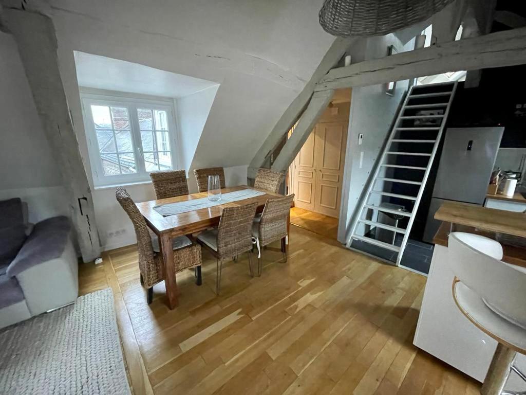 Sous Les Clochers De Rouen - Spacieux Logement Exterior foto